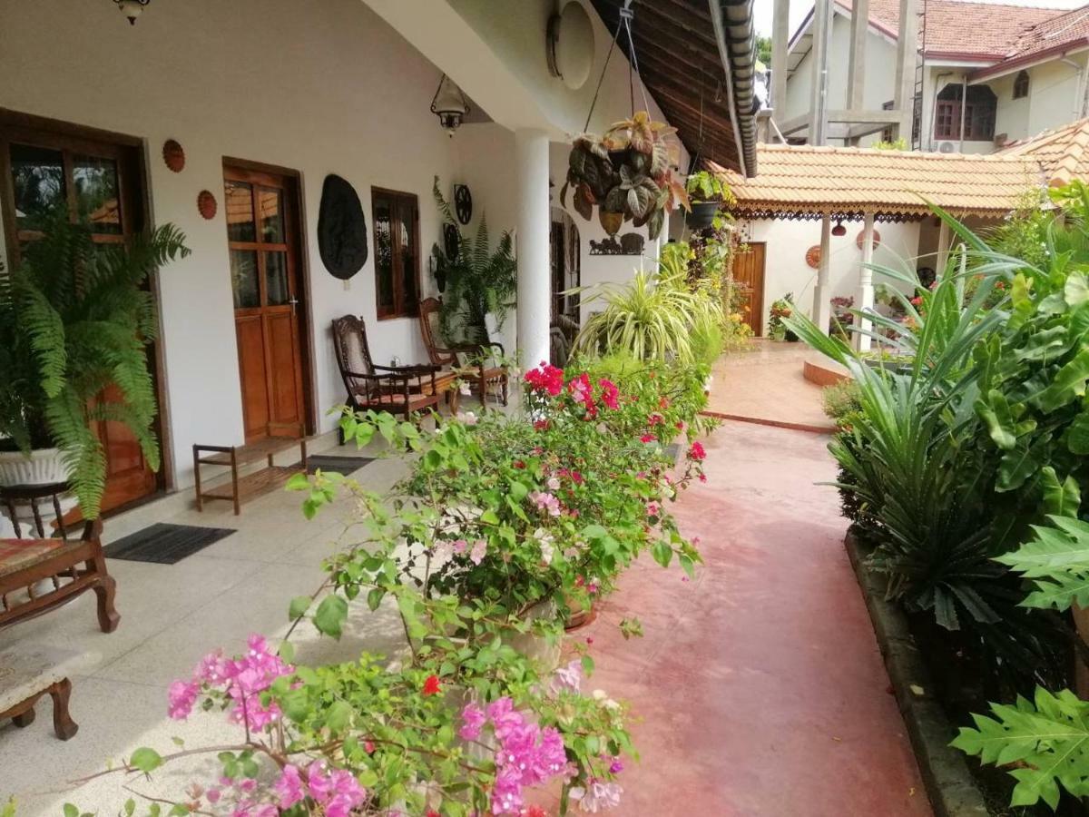 Embiente Guest House Negombo Exterior foto